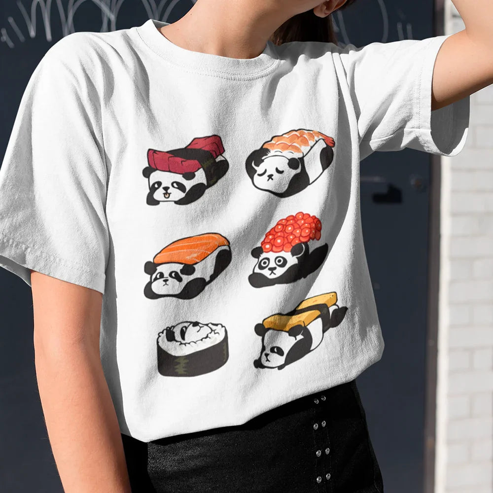 Camiseta básica com pandas dentro de sushis comida japonesas - Branco