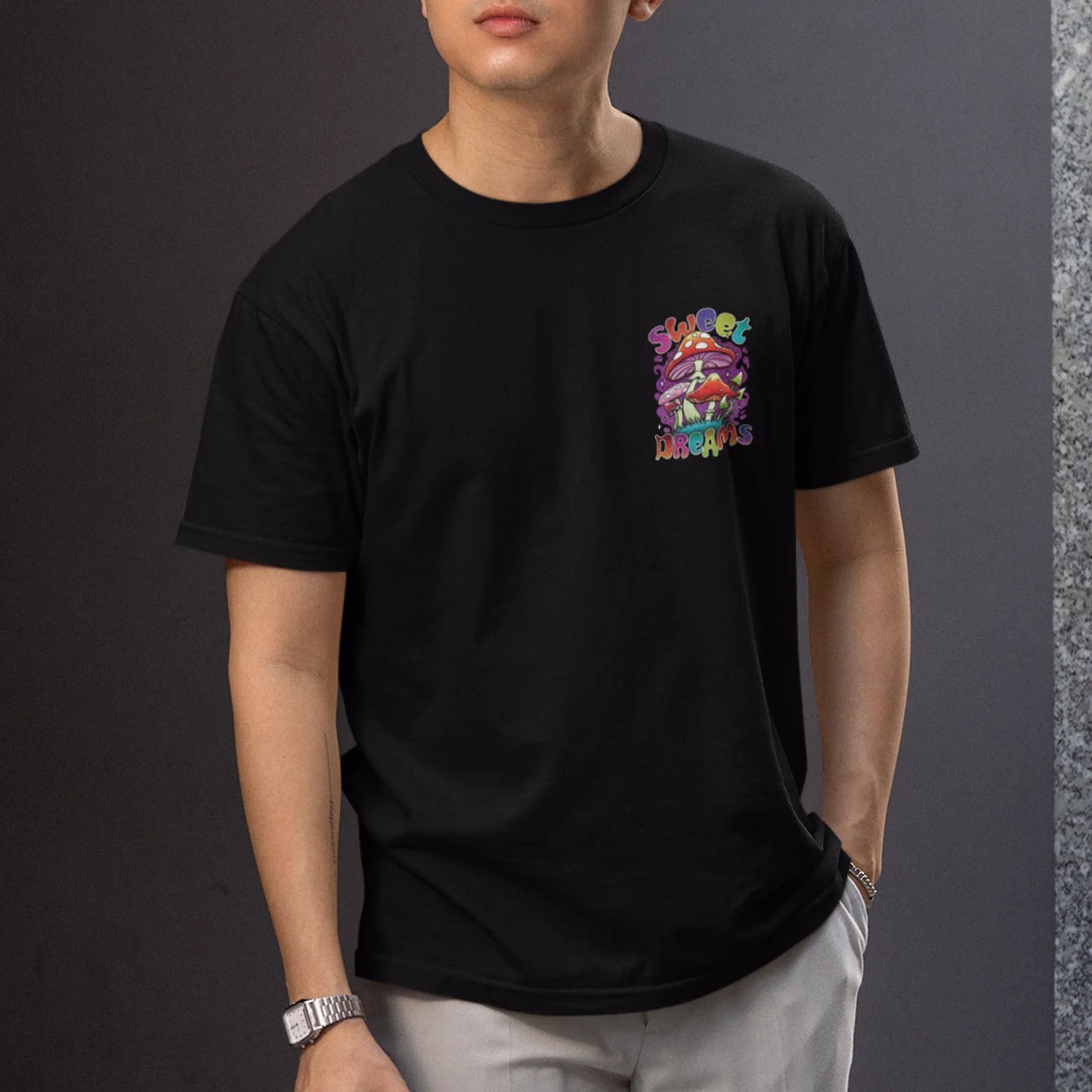 Camiseta Básica Preta Sweet Dreams Cogumelos Mágicos
