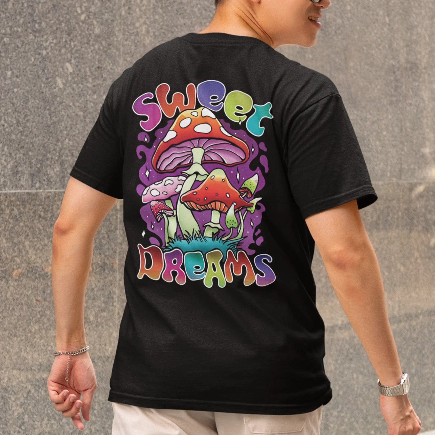 Camiseta Básica Preta Sweet Dreams Cogumelos Mágicos