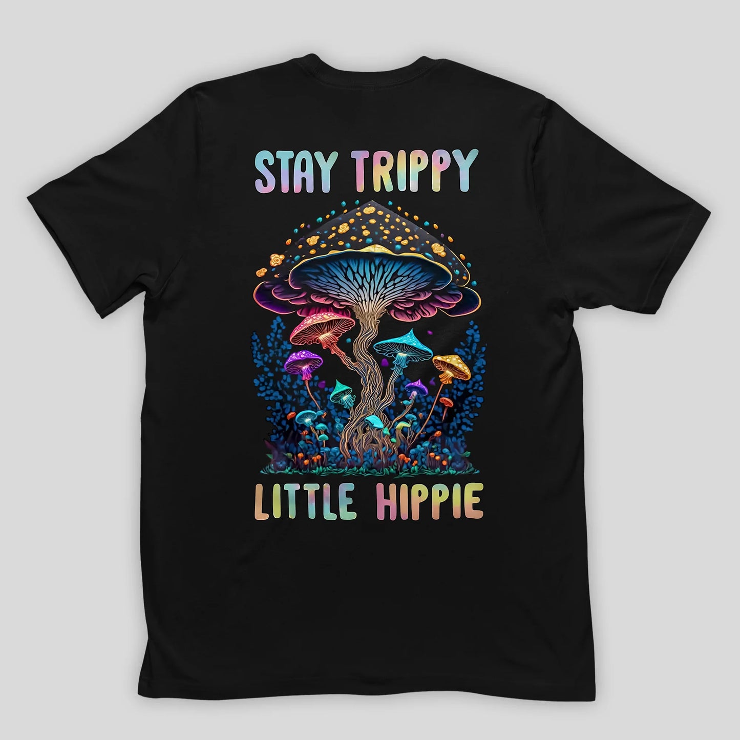 Camiseta Básica Stay Trippy Little hippie Cogumelos Mágicos - PRETO