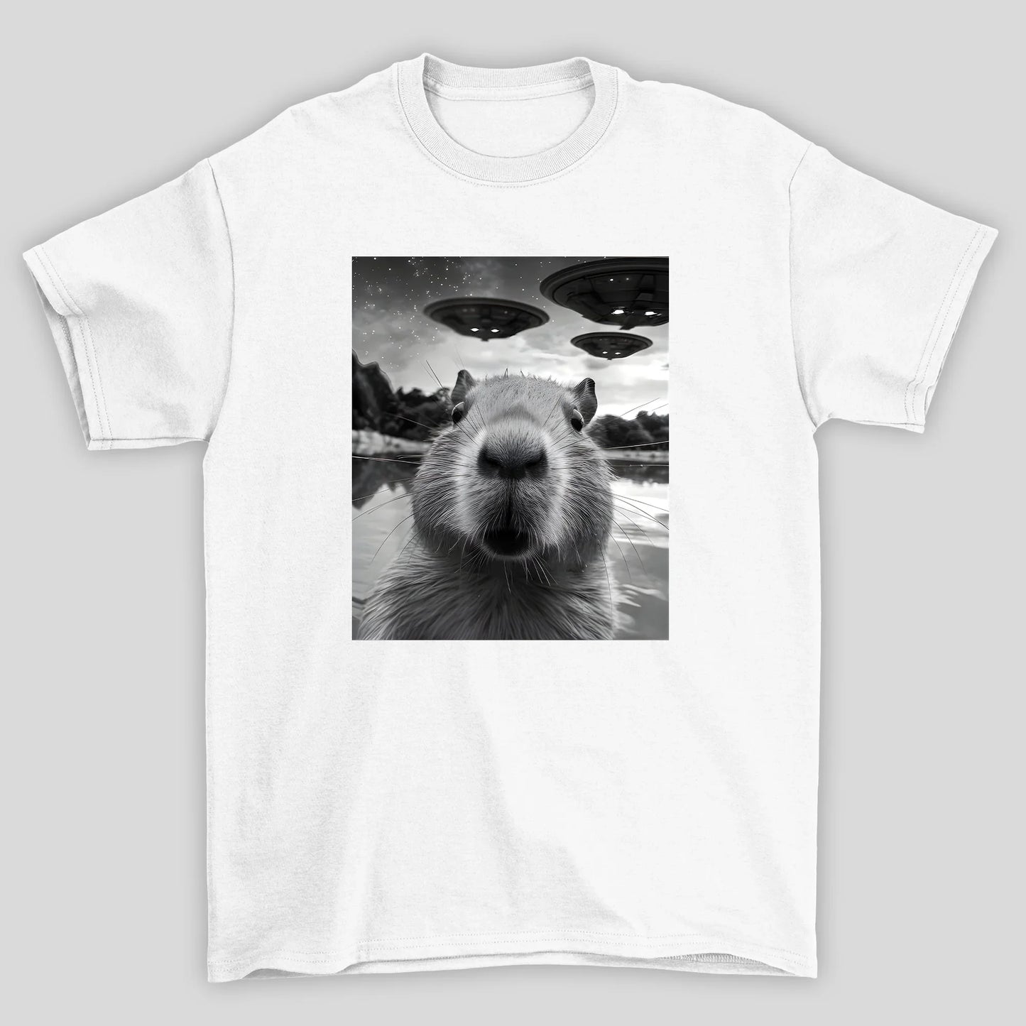 camiseta básica branca estampada com capivara e ovnis