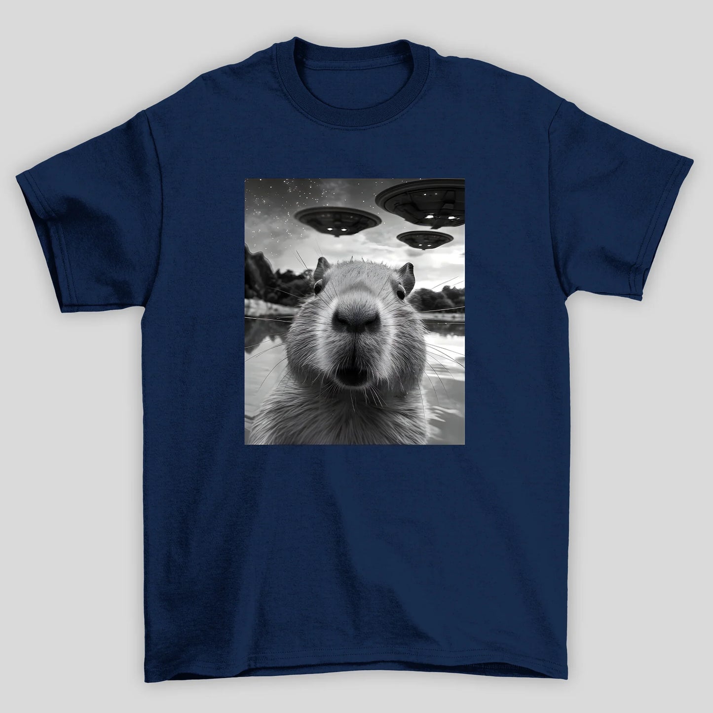 camiseta básica azul marinho estampada com capivara e ovnis