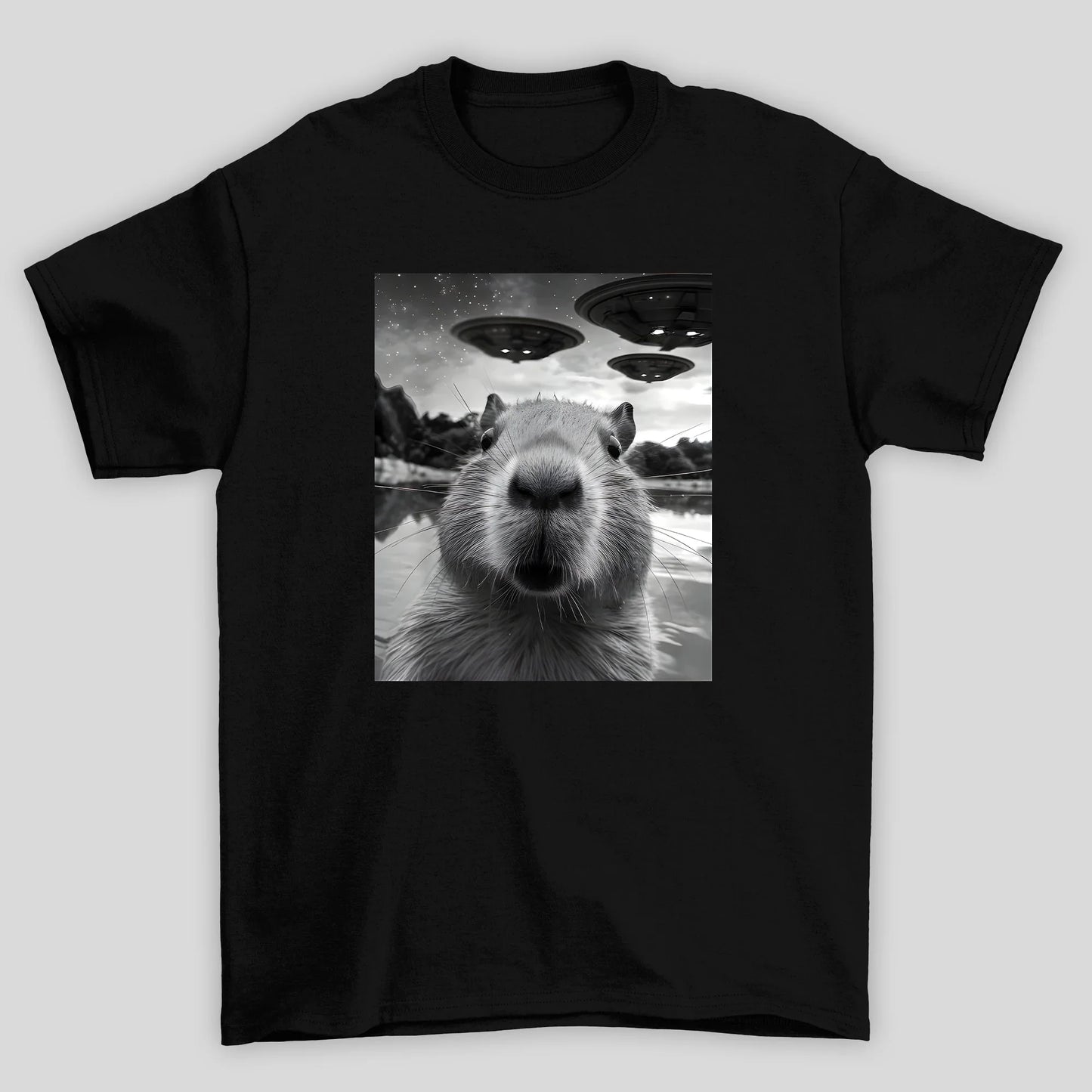 camiseta básica preta estampada com capivara e ovnis
