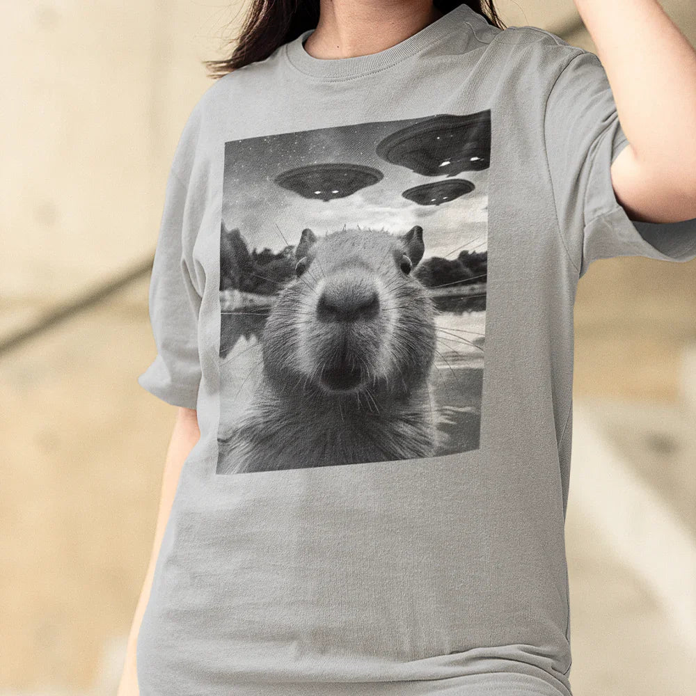 camiseta básica cinza estampada com capivara e ovnis