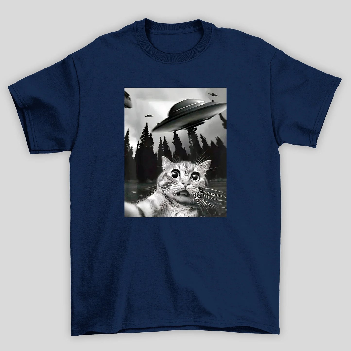 camiseta básica azul marinho com estampa de gato ovni