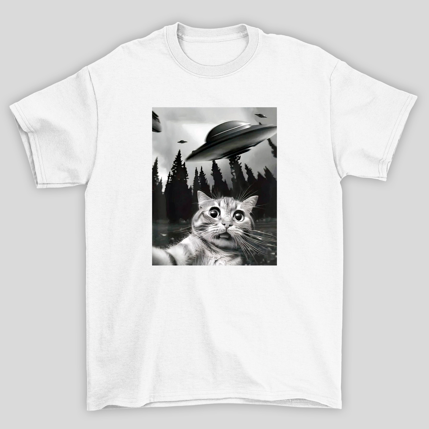 camiseta básica branca com estampa de gato ovni