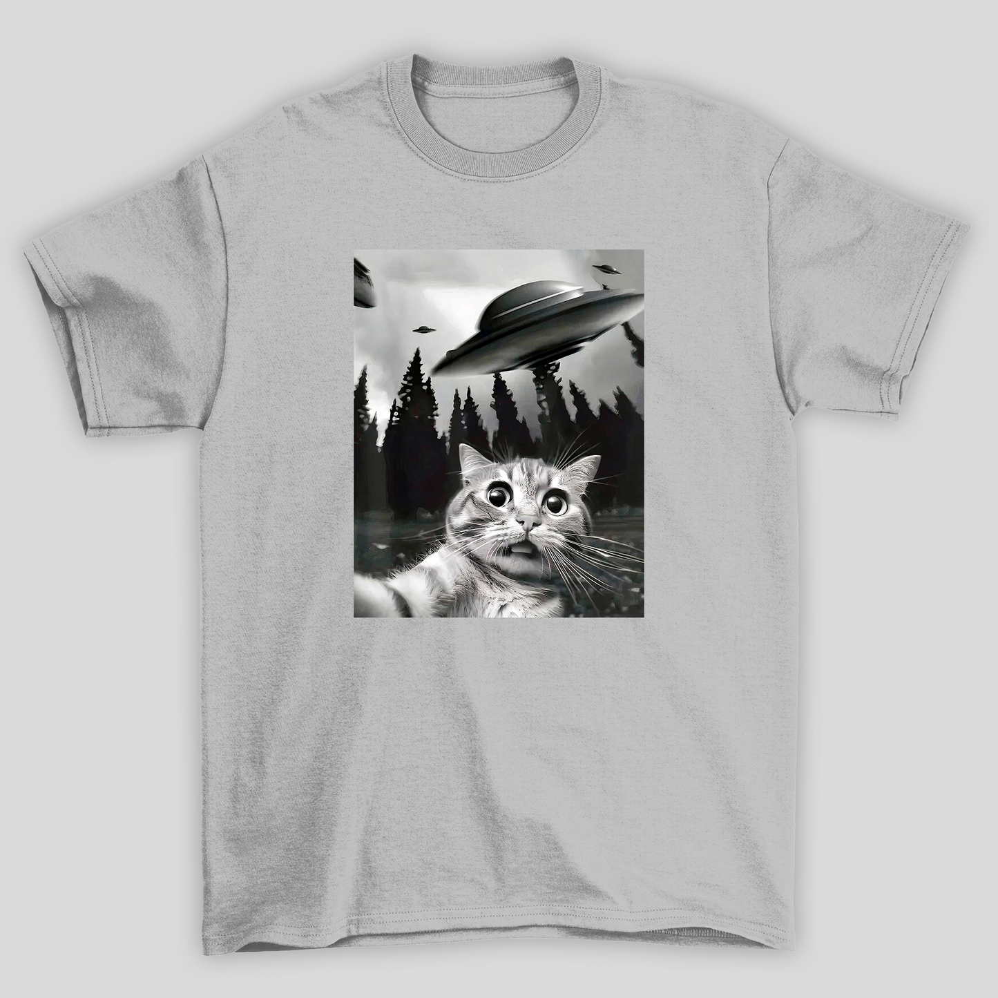 camiseta básica cinza com estampa de gato ovni