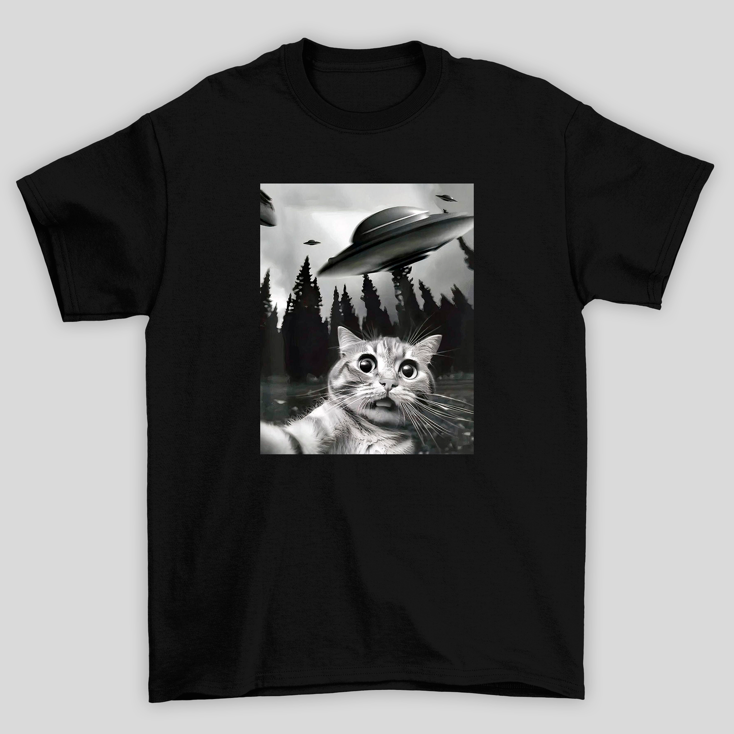 camiseta básica preta com estampa de gato ovni