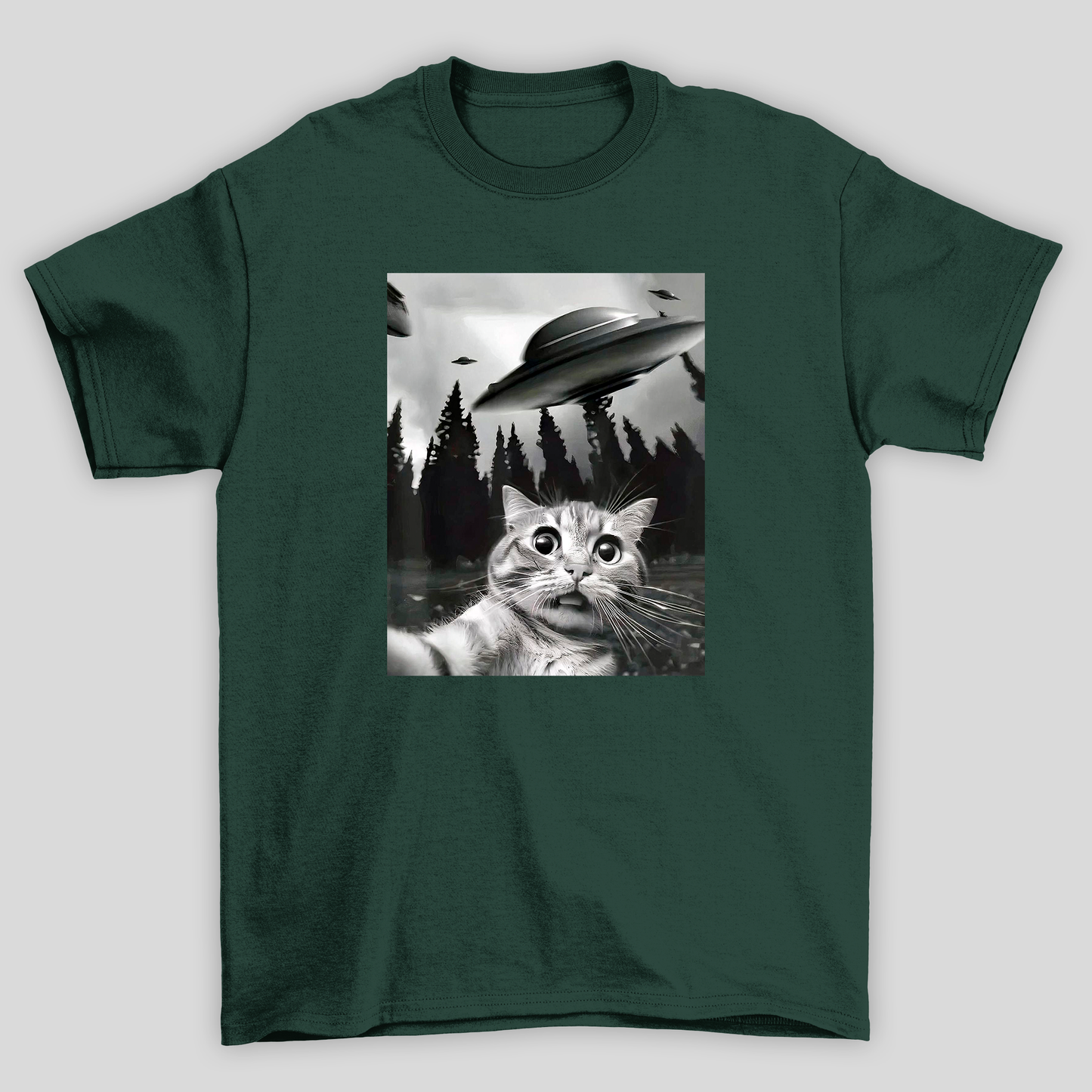 camiseta básica verde com estampa de gato ovni