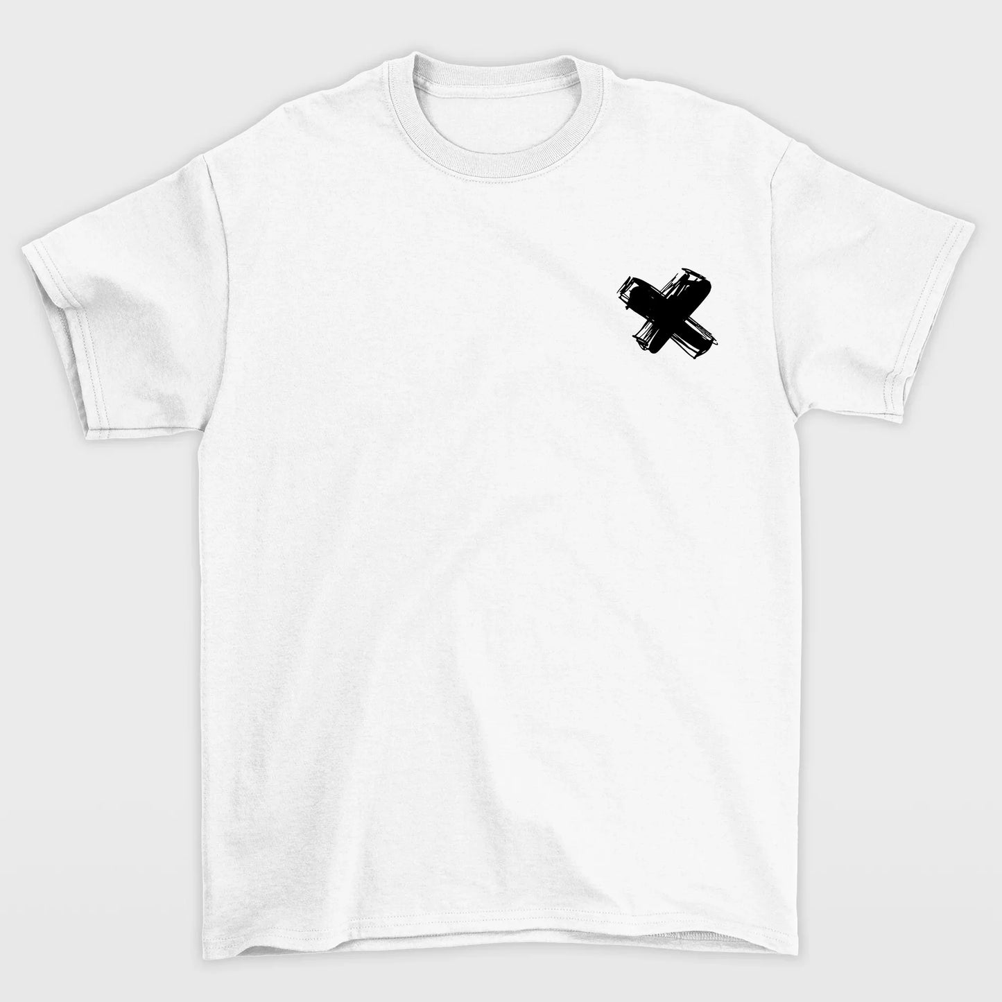 Camiseta frente na cor branca com uma estampa no peito de X