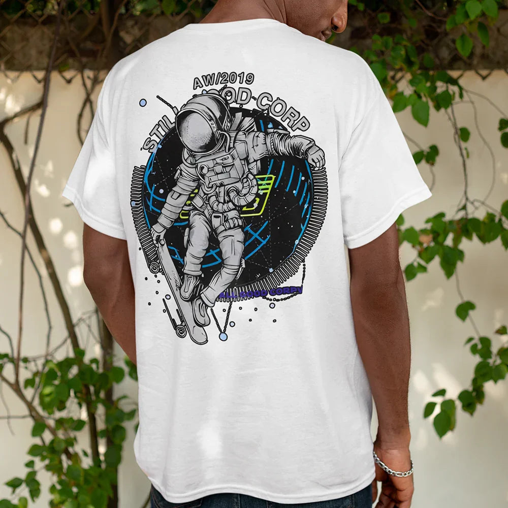 Camiseta Básica Algodão Astronauta Andando de Skate- Branco