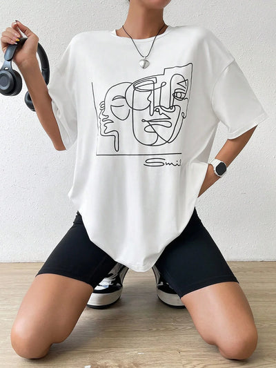 Camiseta Básica Feminina Com Estampa Rostos Abstratos