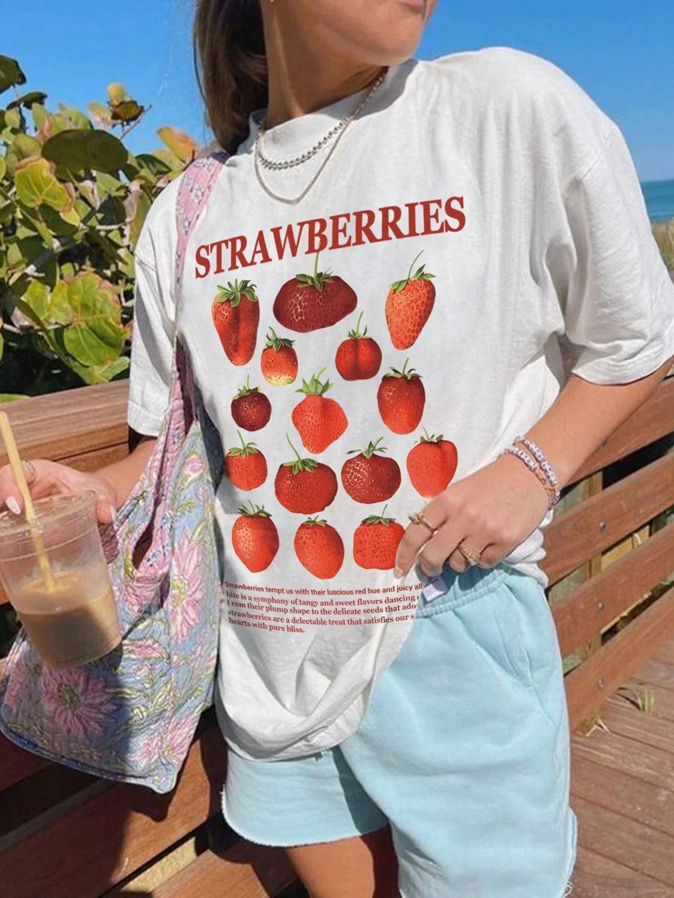 Camiseta Básica Feminina Com Estampa Campos De Morango