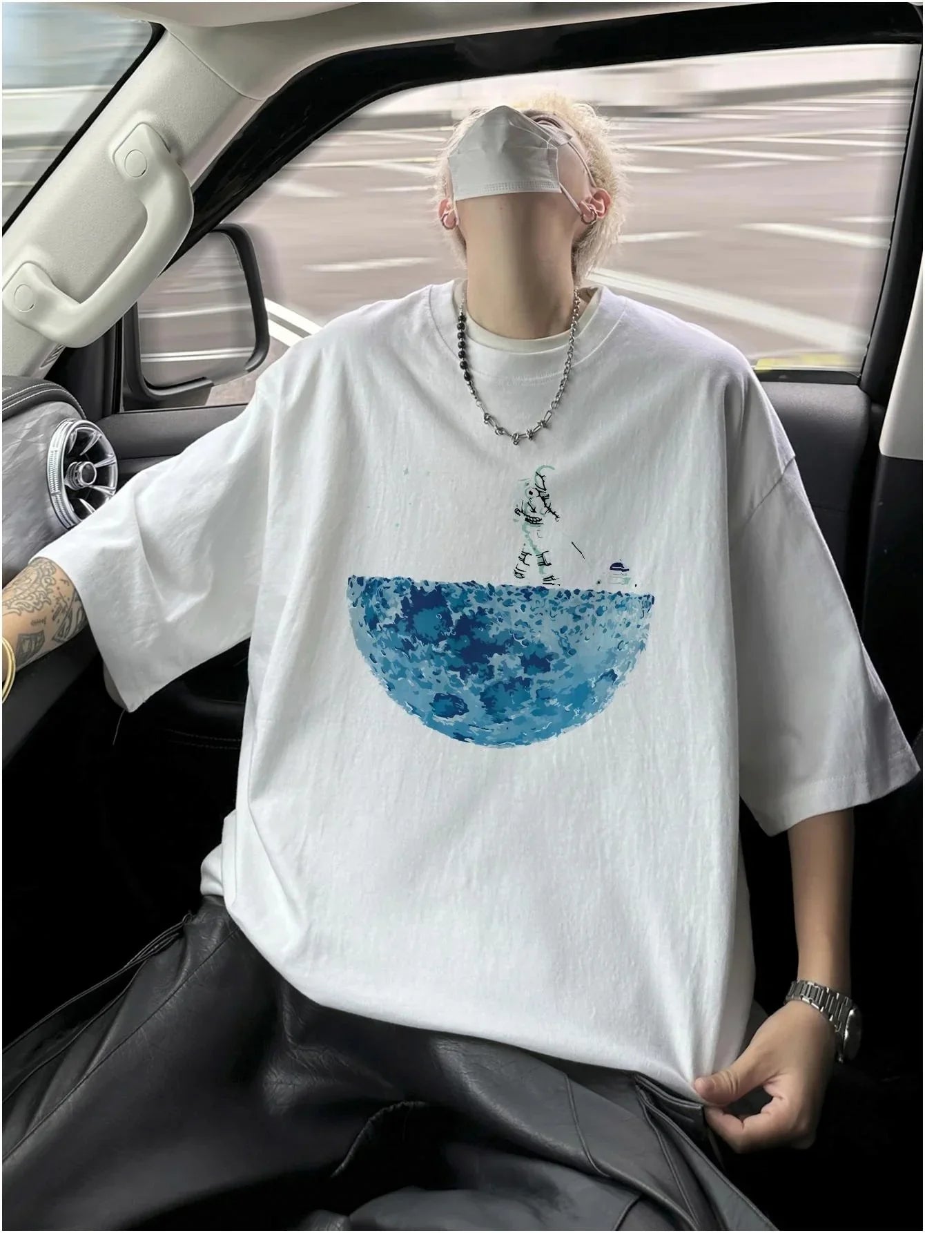 Camiseta Básica Unissex Com Estampa Astronauta Na Lua- branco