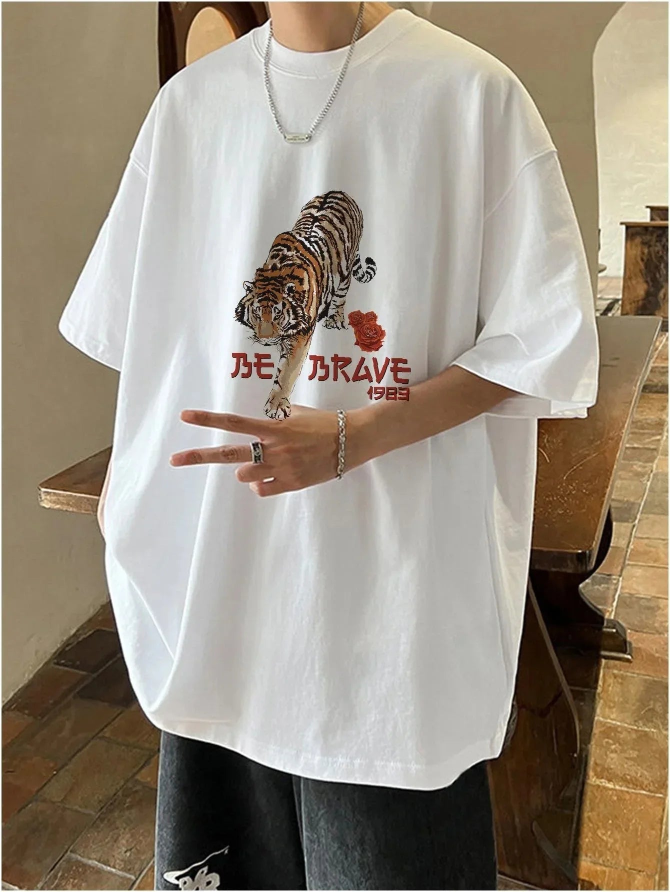 Camiseta Básica Unissex Com Estampa Tigre Rosas Vermelhas