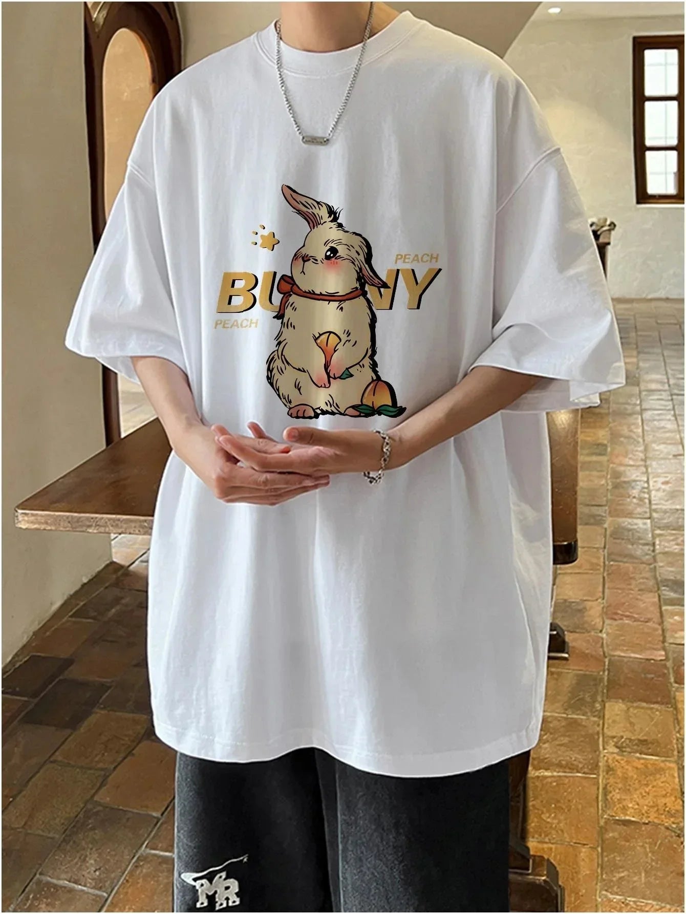 Camiseta Básica Unissex Com Estampa Coelho Segurando Um Pêssego