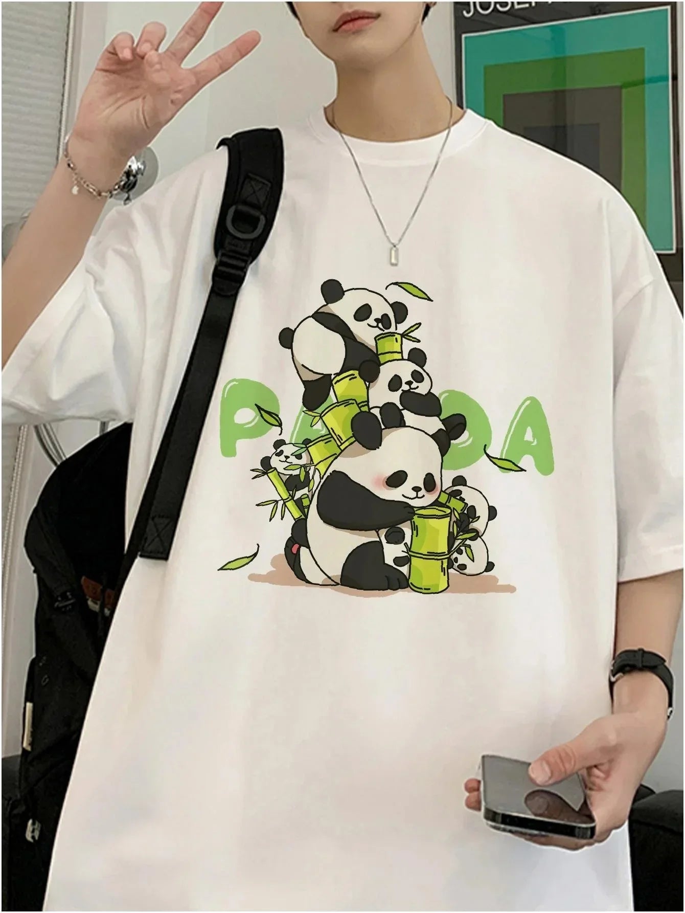 Camiseta Básica Unissex Com Estampa Família De Pandas Comendo Bambu - Branco