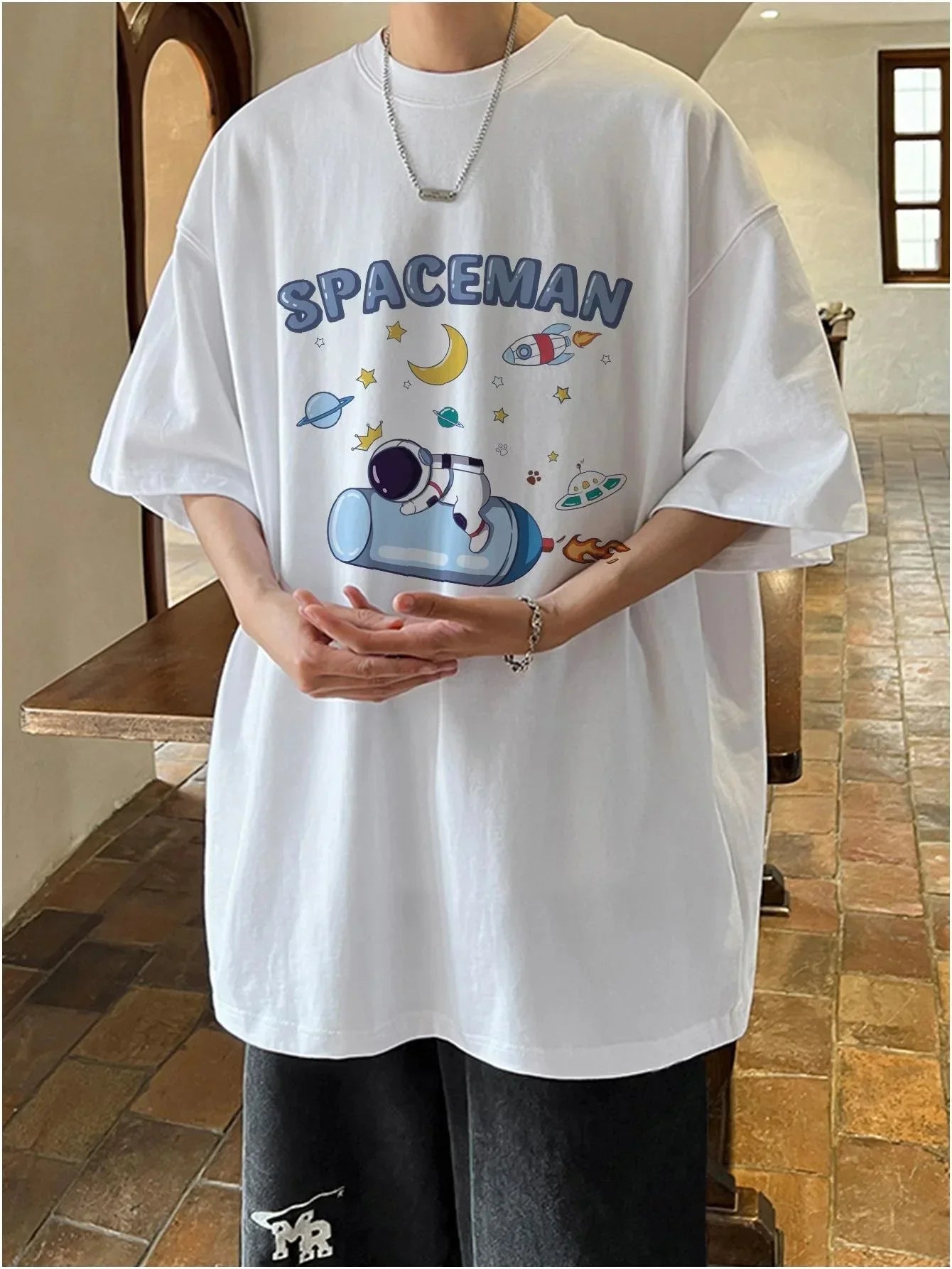 Camiseta Básica Unissex Com Estampa Astronauta No Espaço