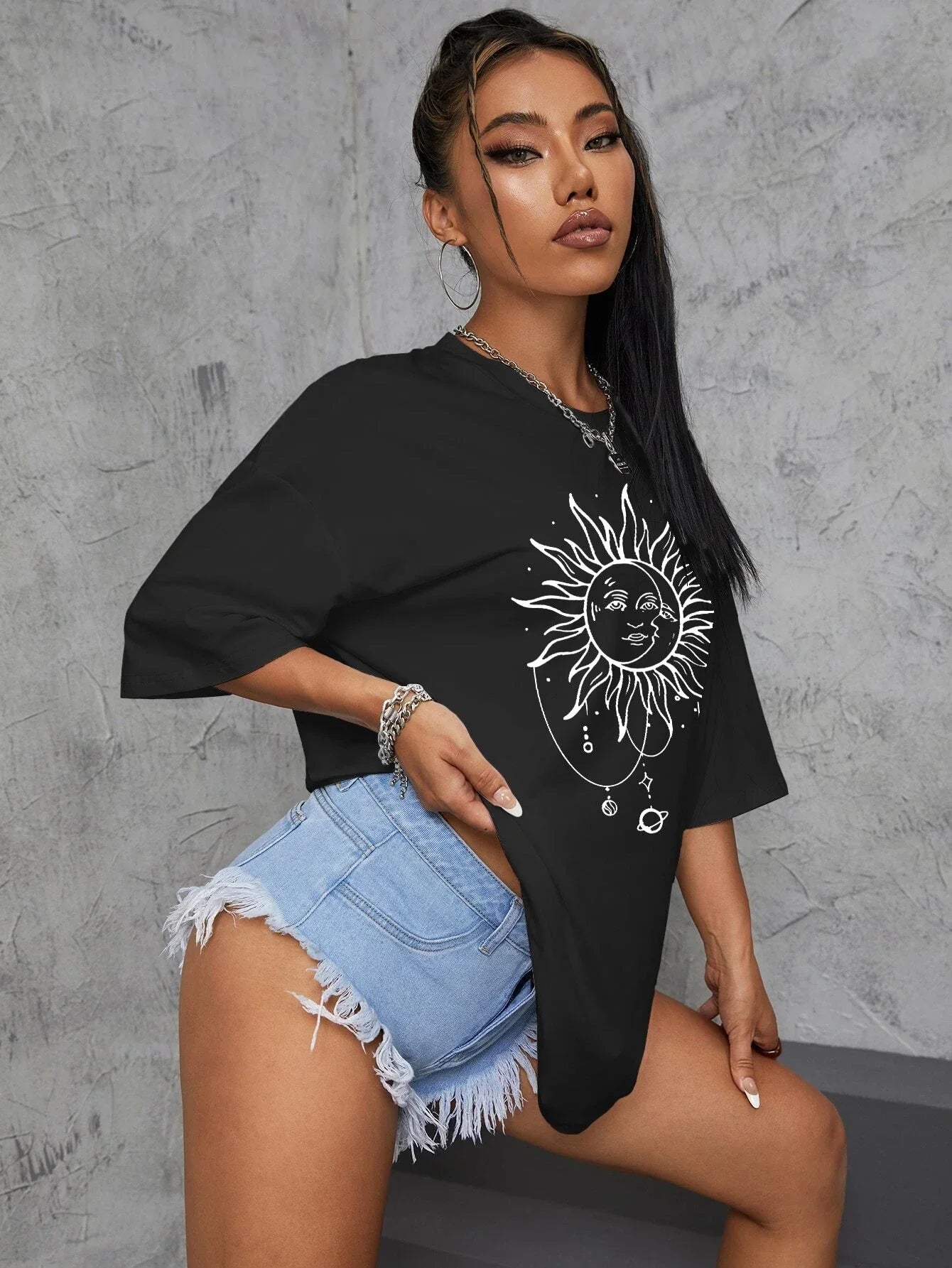 Camiseta Básica Feminina Com Estampa Lua E Sol- preto