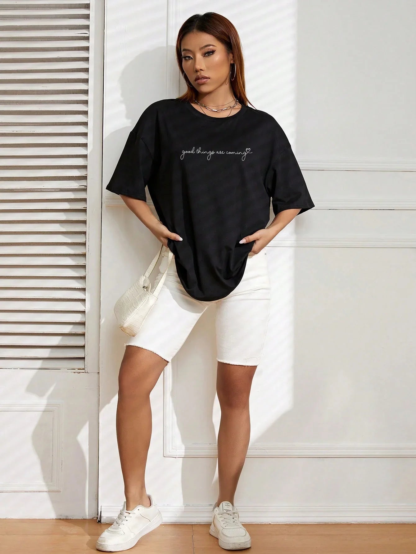 Camiseta Básica Feminina Com Estampa Frase Coisas Boas Estão Vindo