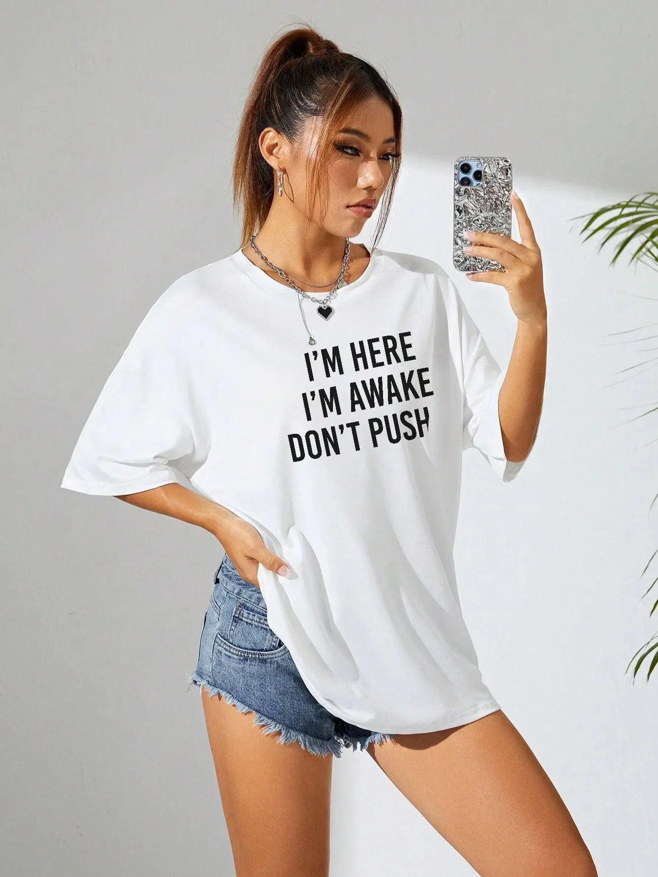 Camiseta Básica Feminina Com Estampa Frase Eu Estou Aqui