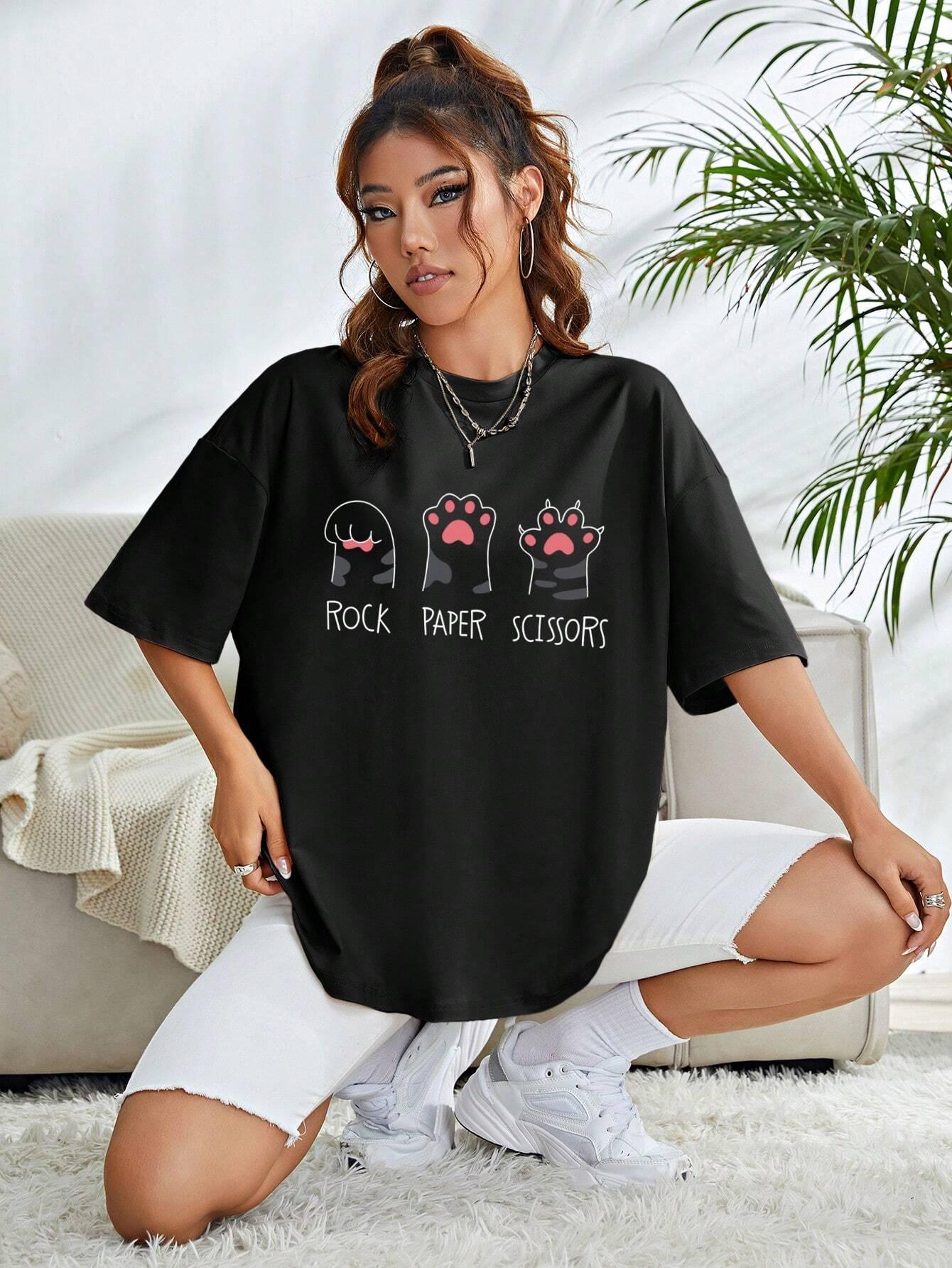 Camiseta Básica Feminina com Estampa Pedra Papel Ou Tesoura Patas De Gatinho- preto