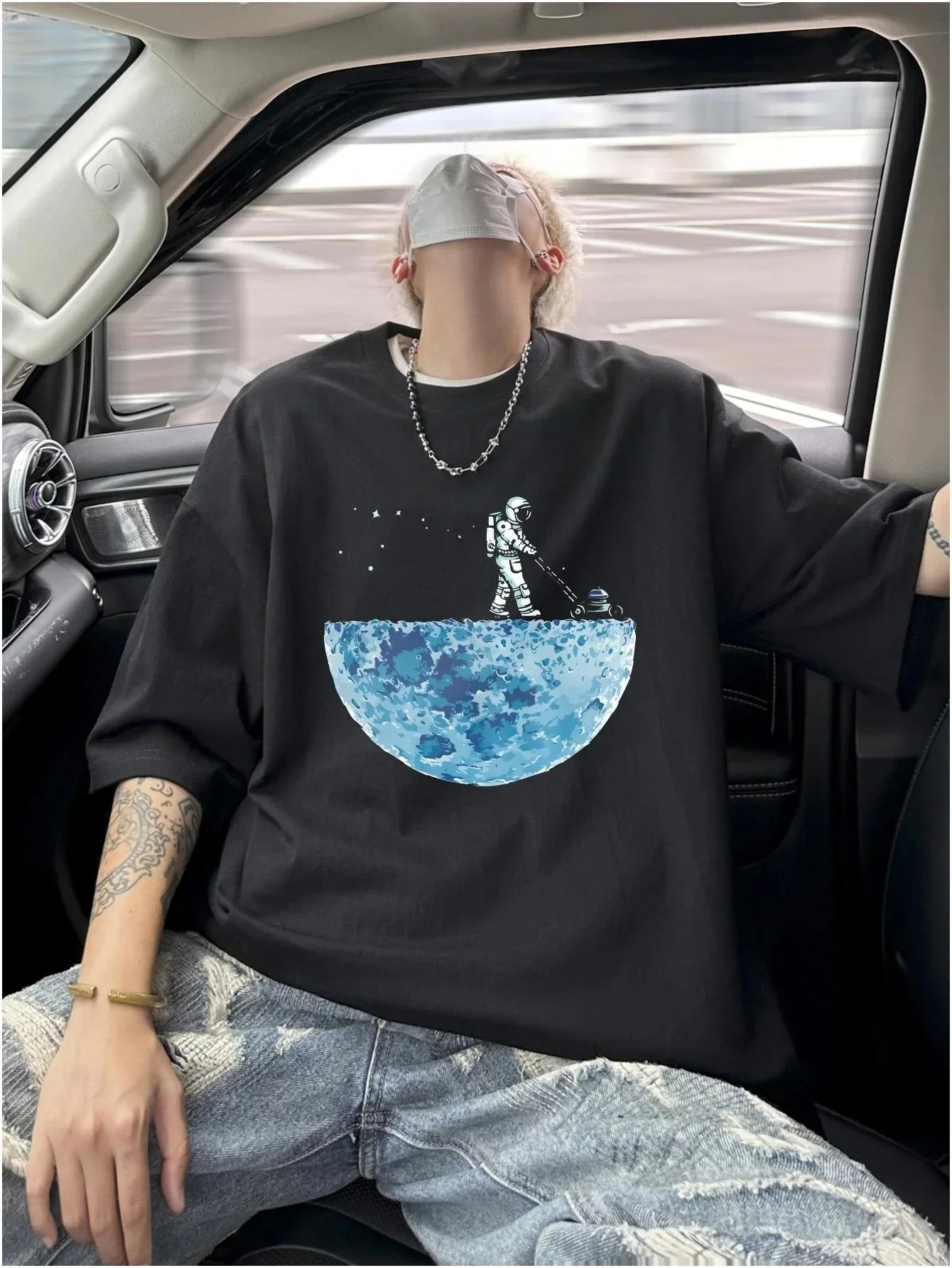 Camiseta Básica Unissex Com Estampa Astronauta Na Lua- preto