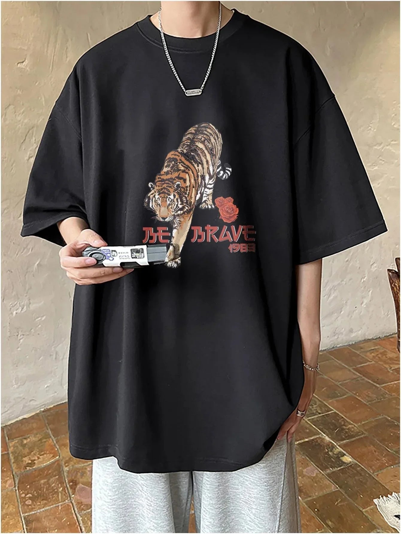 Camiseta Básica Unissex Com Estampa Tigre Com Rosas Vermelhas