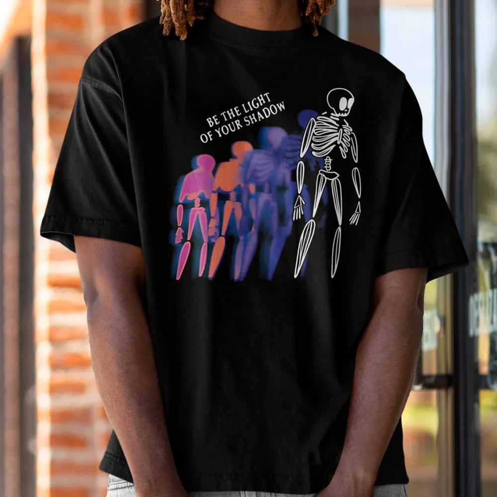 Camiseta Básica Unissex Be The Light Of Your Shadow - preto