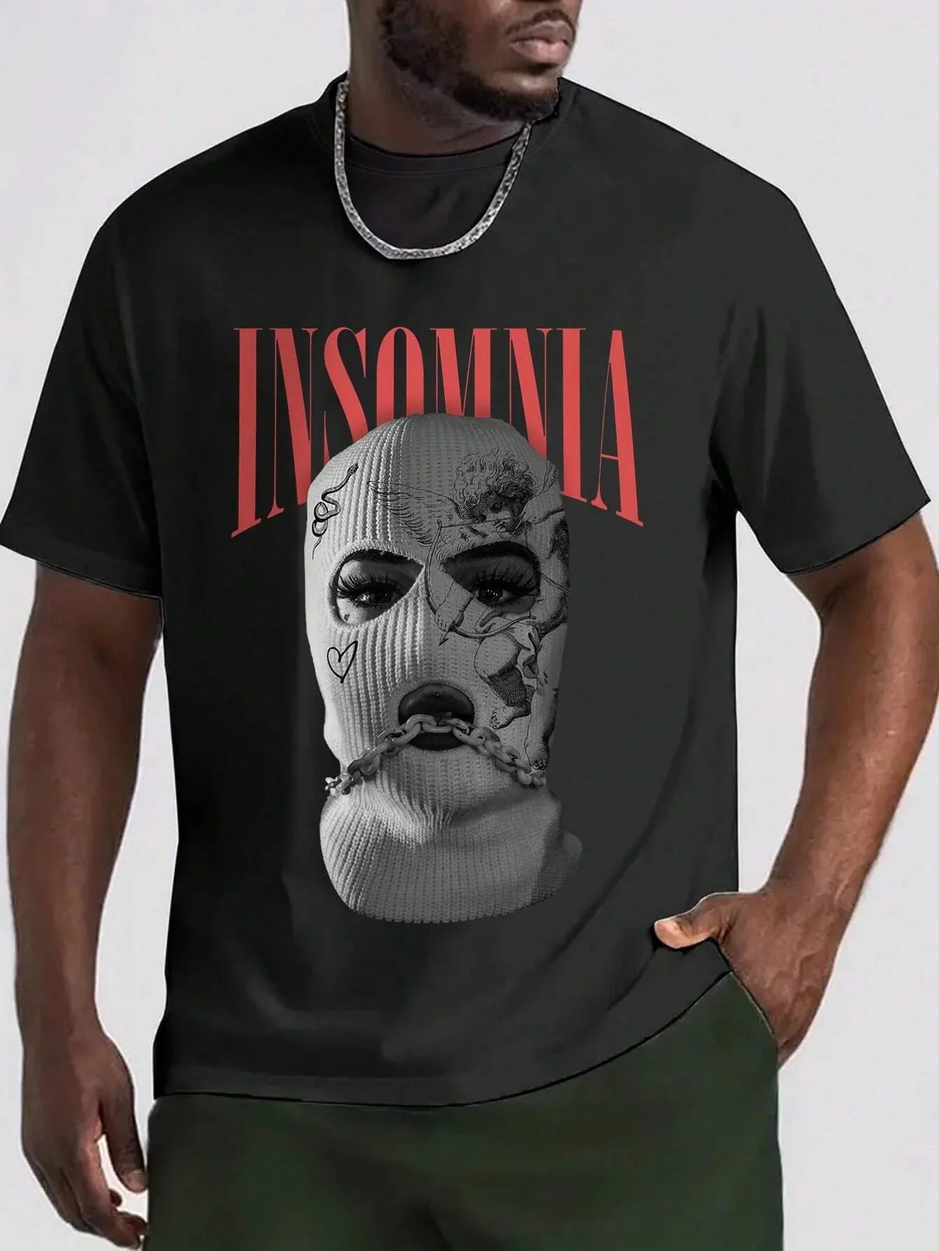 Camiseta Básica Unissex Com Estampa Mulher Usando Capuz