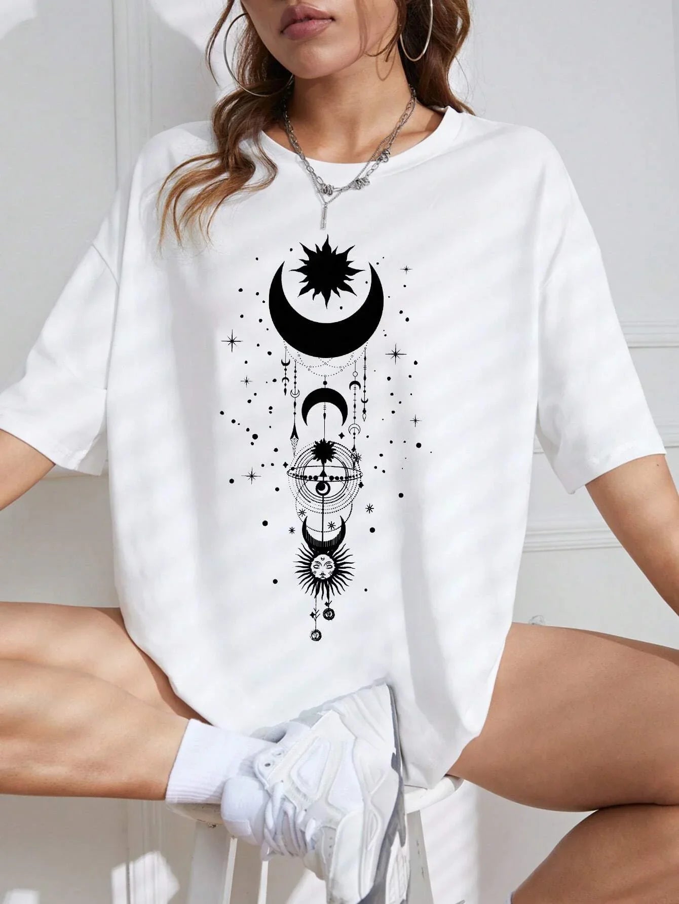Camiseta Básica Feminina Com Estampa Lua Cósmica