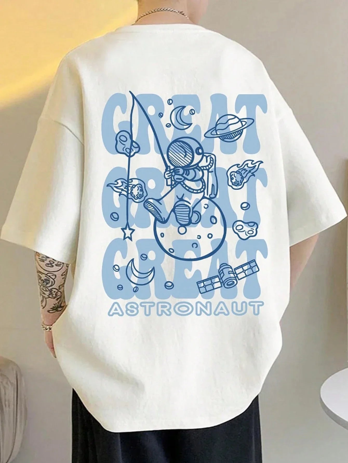 Camiseta básica Unissex Com Estampa Astronauta Pescando- branco