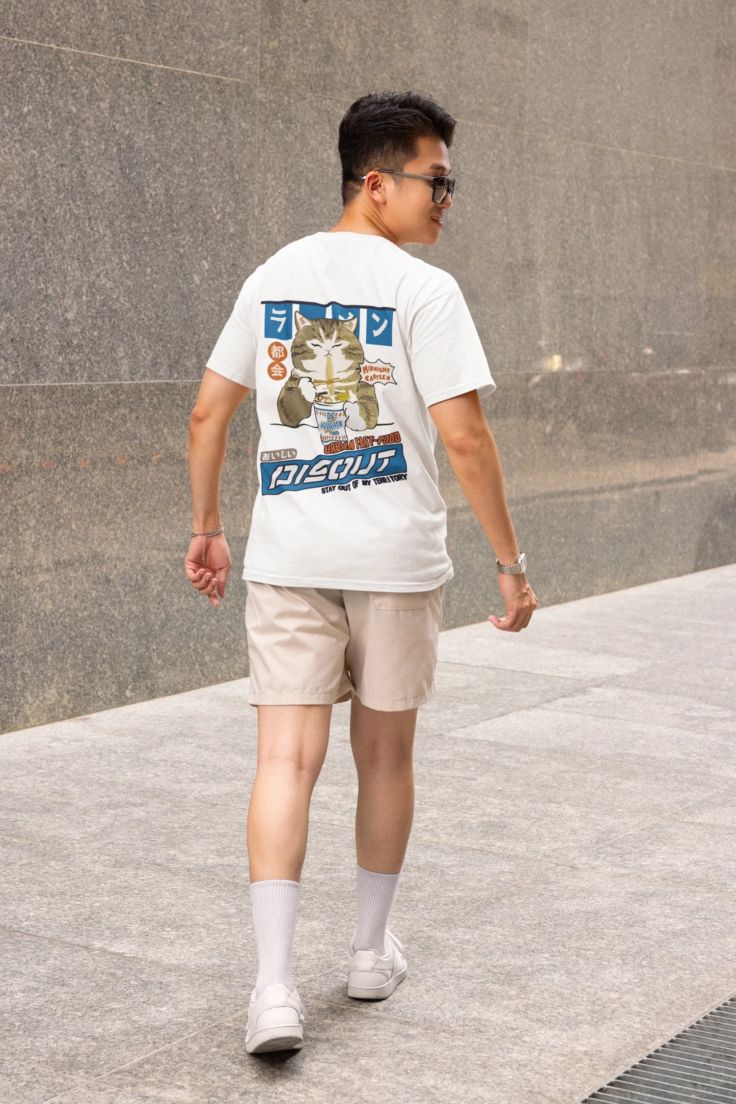 camiseta basica branca com estampa de gatinho comendo miojo