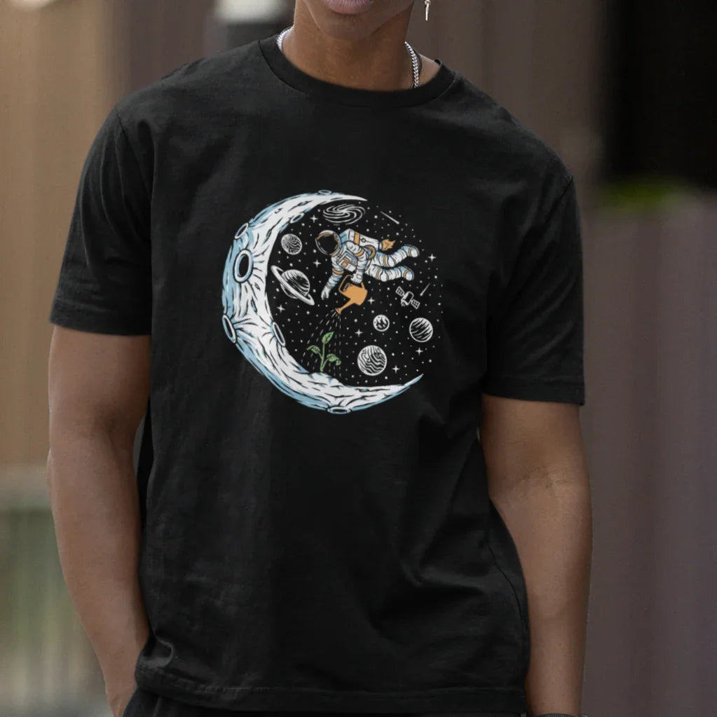 Camiseta Básica Astronauta Regando Lua