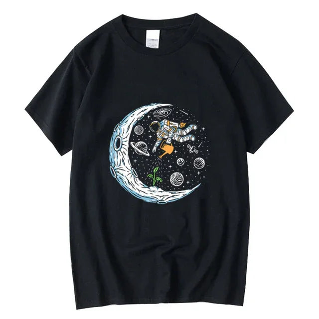 Camiseta básica com estampa astronauta regando a lua- preto