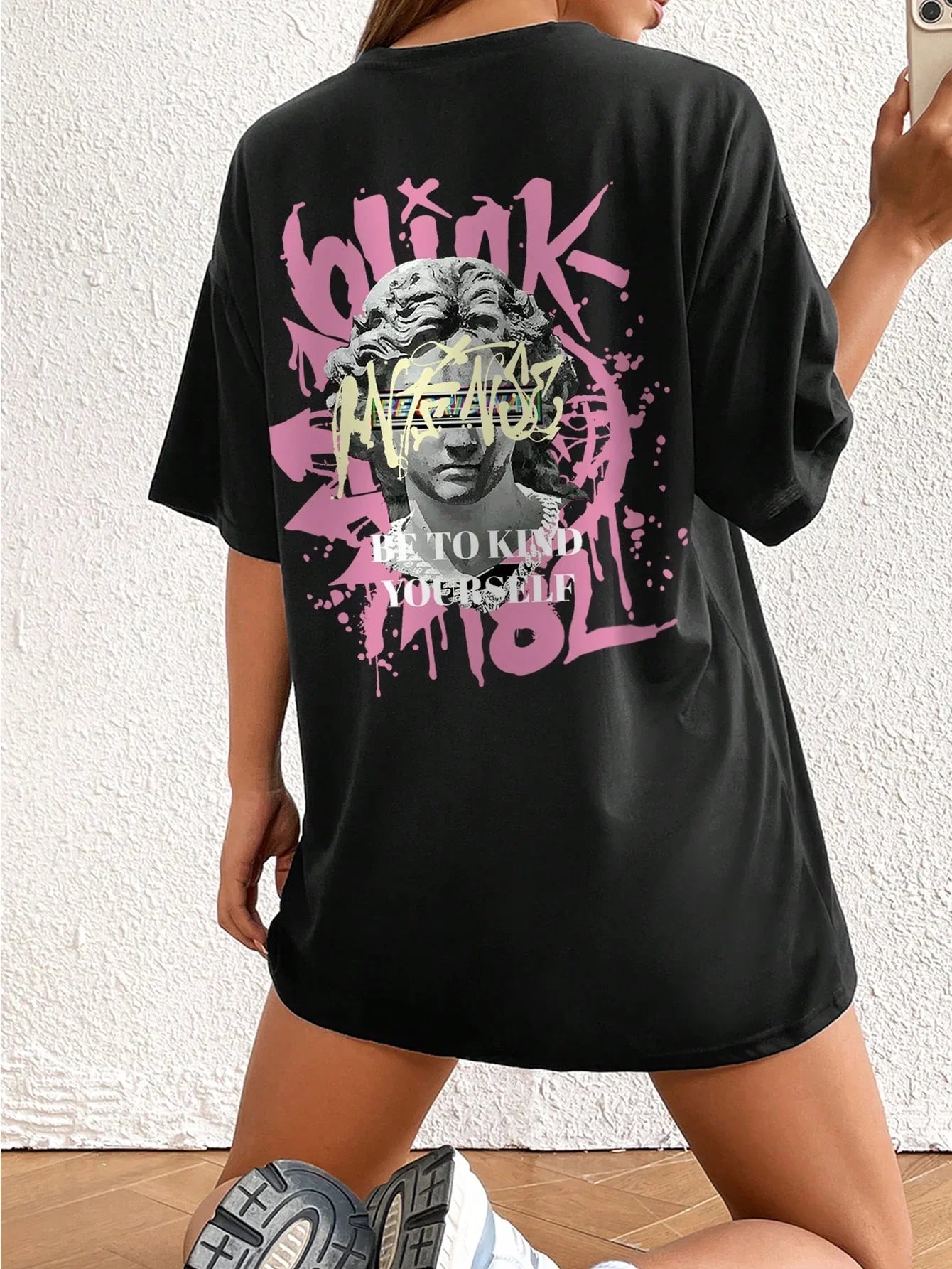 Camiseta Básica Com Estampa Estátua