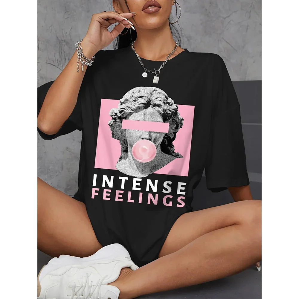 Camiseta Básica Com Estampa Estátua Chiclete