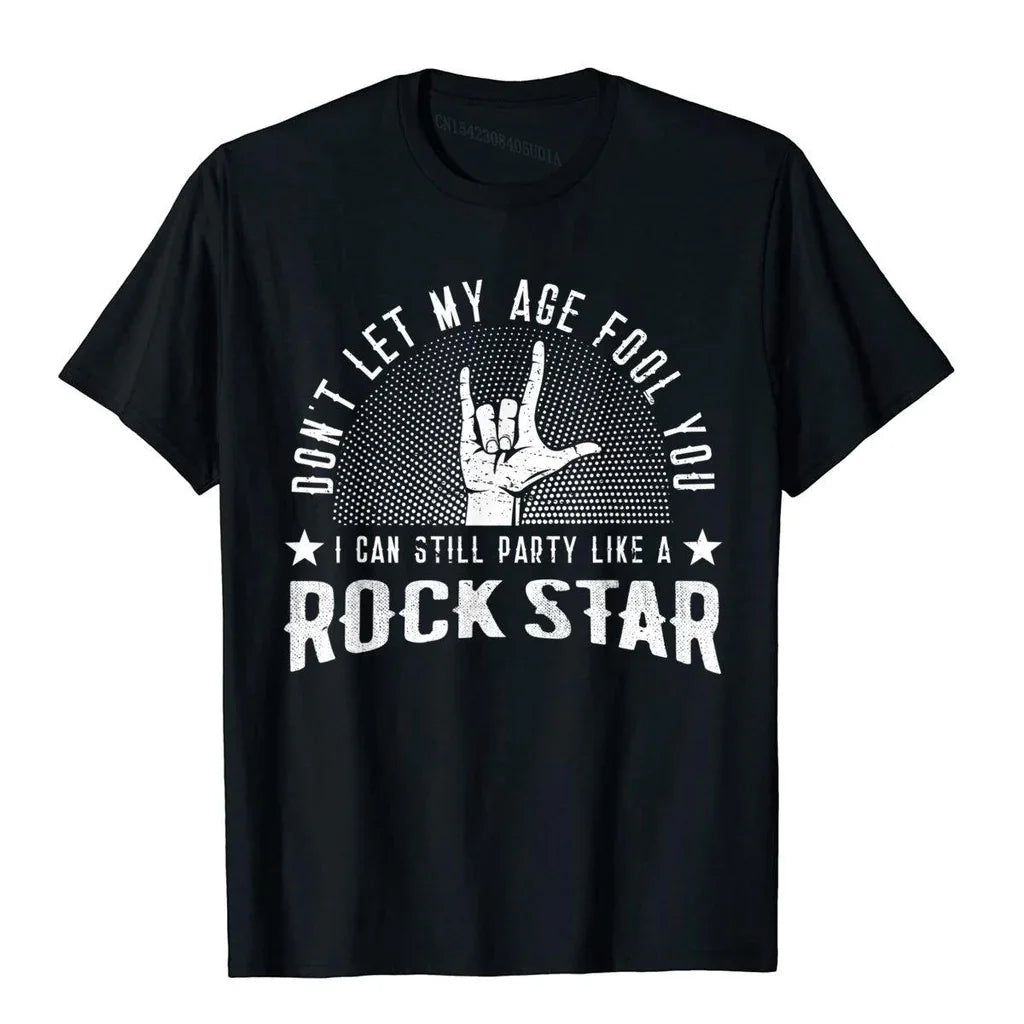 Camiseta básica com estampa rock star mãos-preto