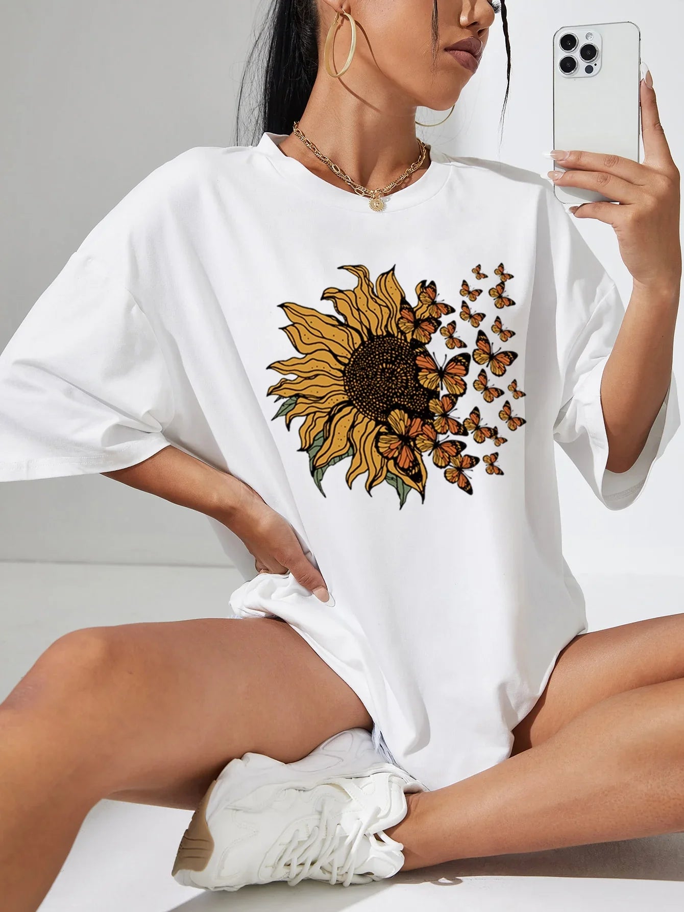 Camiseta Básica Com Estampa Gira Sol Borboletas