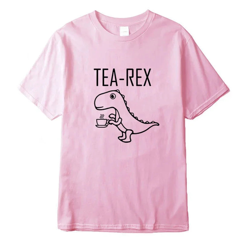 Camiseta básica com estampa dinossauro segurando chá