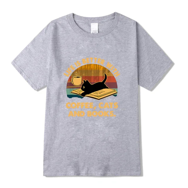 Camiseta Básica com estampa gatinho deitado no livro