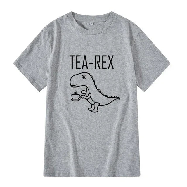 Camiseta básica com estampa dinossauro tomando chá