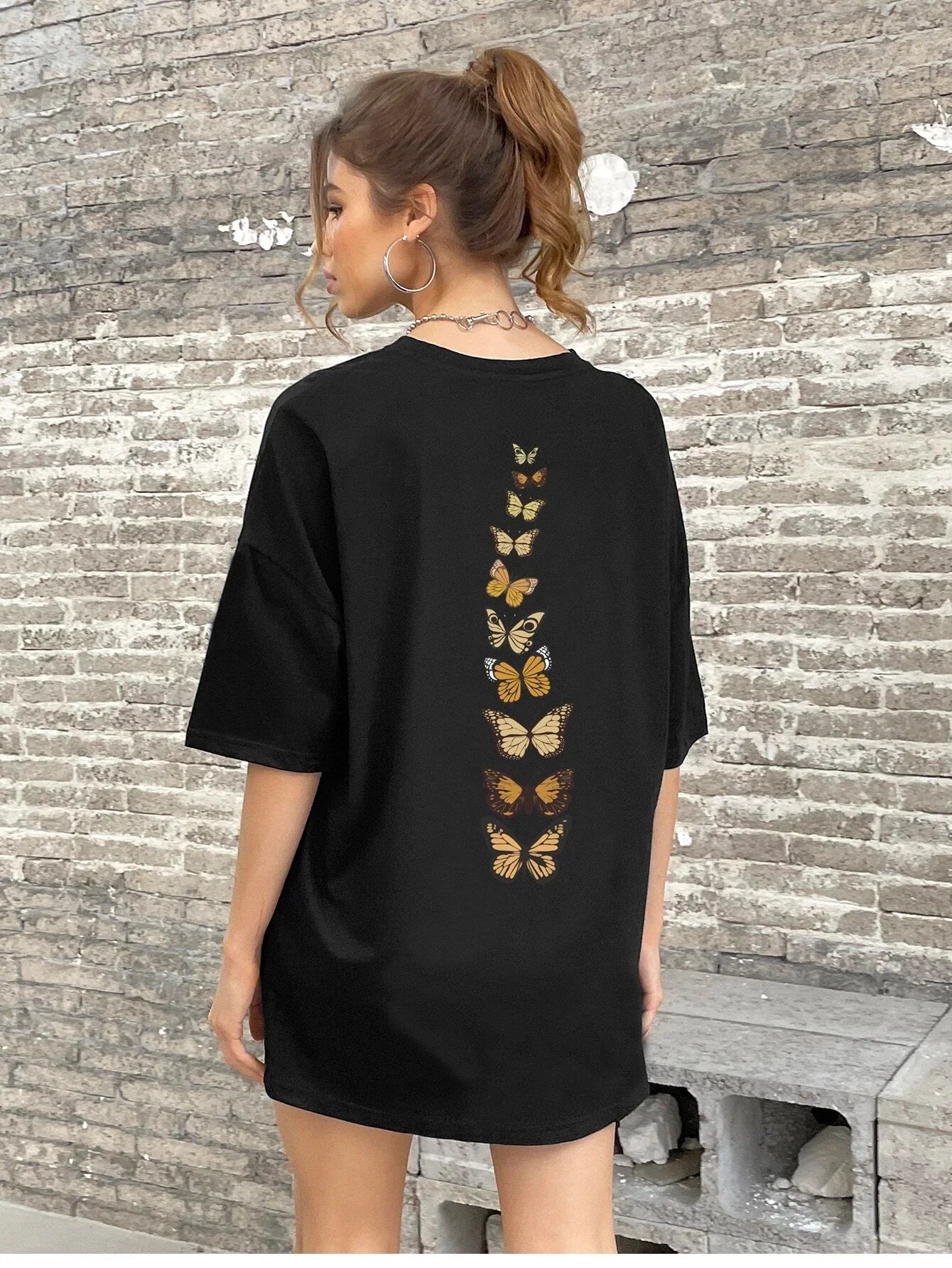 Camiseta Básica Feminina Borboleta nas Costas Tattoo- PRETO