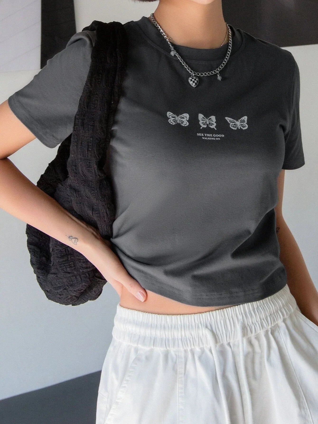 Camiseta Básica Feminina Borboletas See The Good Tumblr Cinza