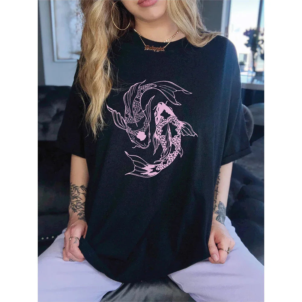 Camiseta Básica Feminina Com Estampa Peixes Carpa