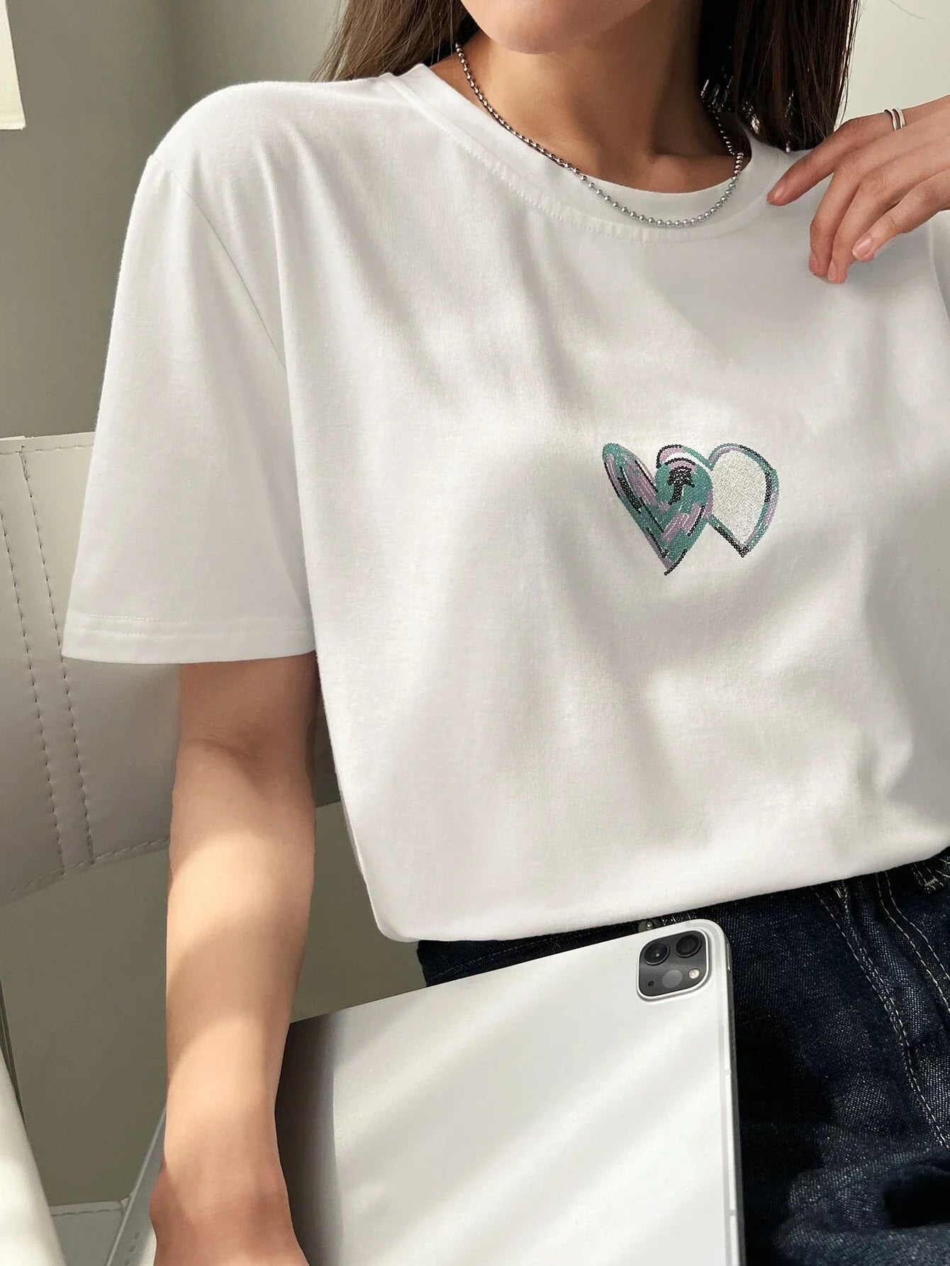 camiseta feminina com estampa coração