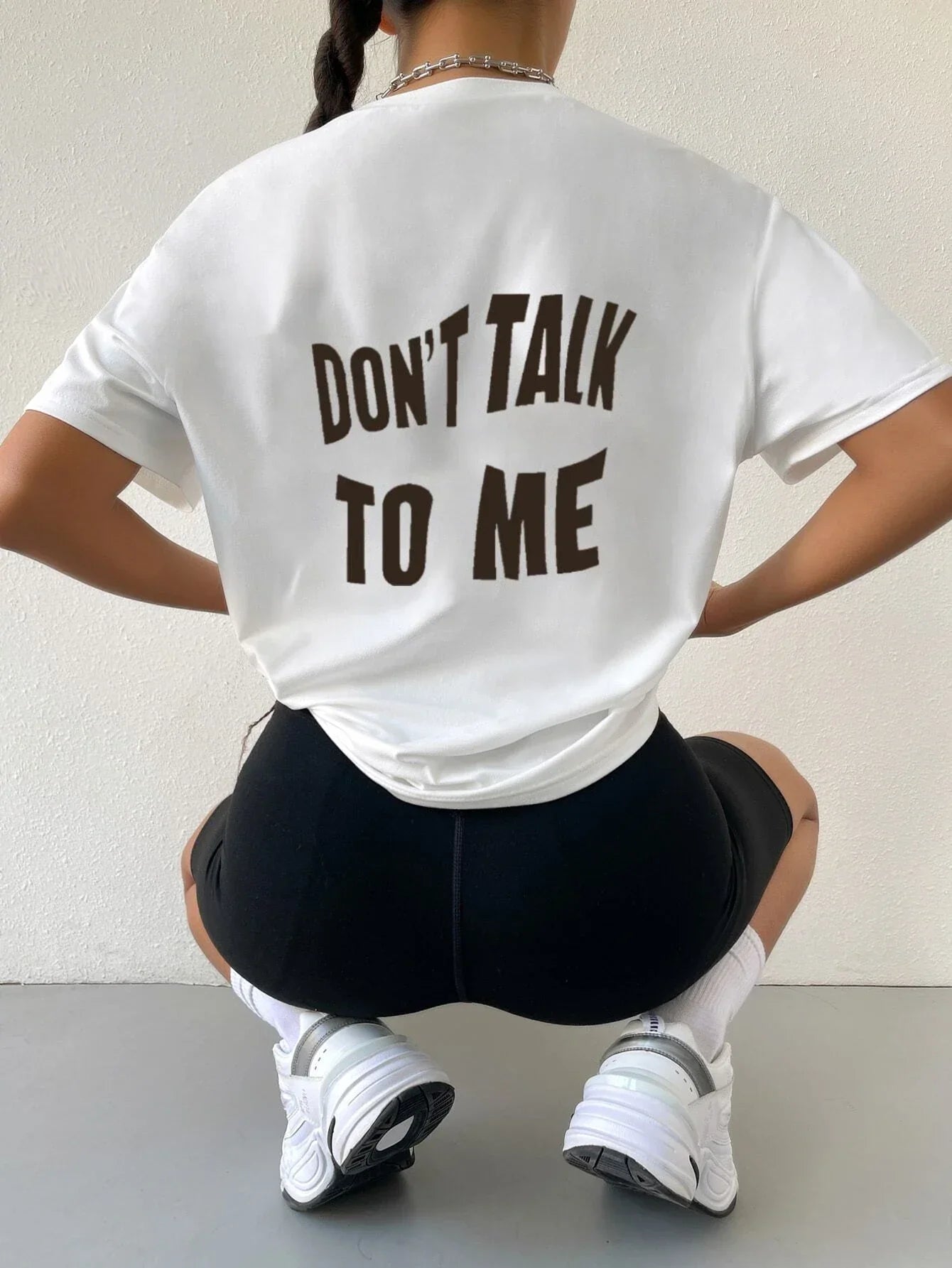 Camiseta feminina com estampa não fale comigo