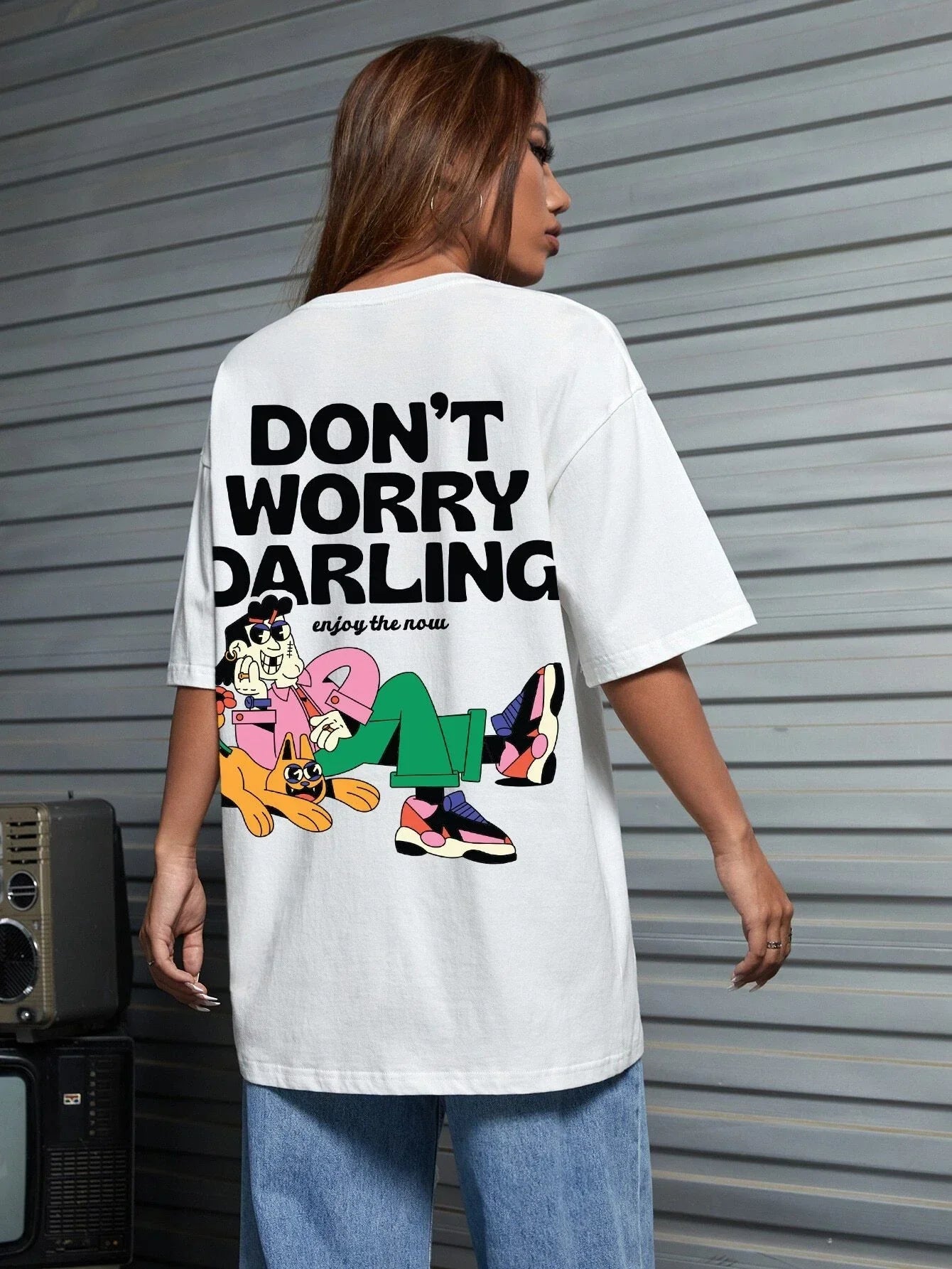 Camiseta feminina com estampa homem deitado gato