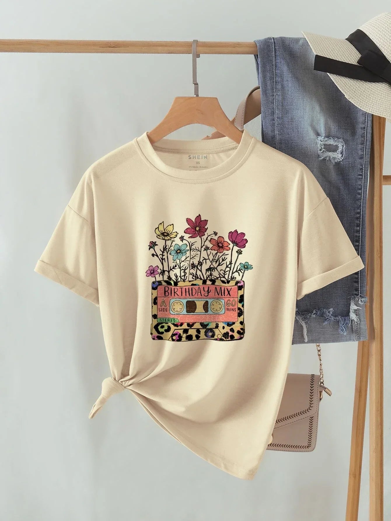 Camiseta Feminina Fita Vintage Flores Aesthetic - Pérola
