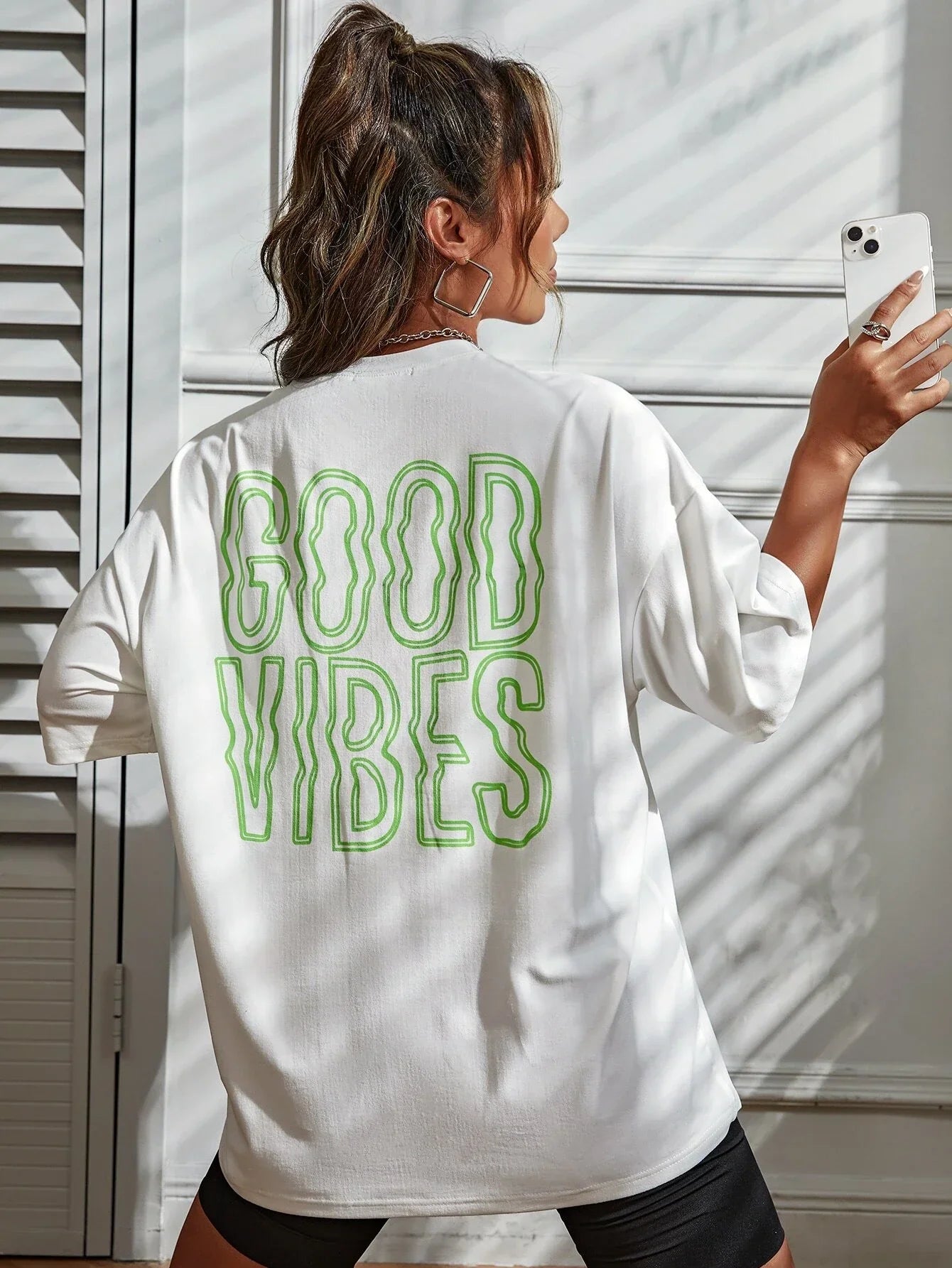 camiseta feminina com estampa good vibes